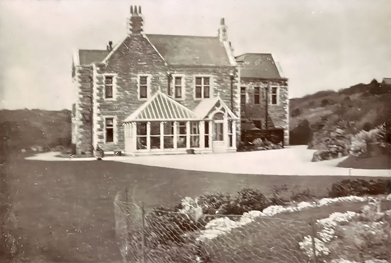 Black and white picture of Battisbrough House when owned by the Fox family