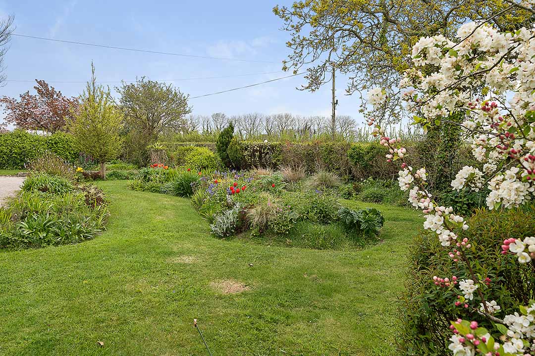 Large mature garden at The Lookout holiday rental