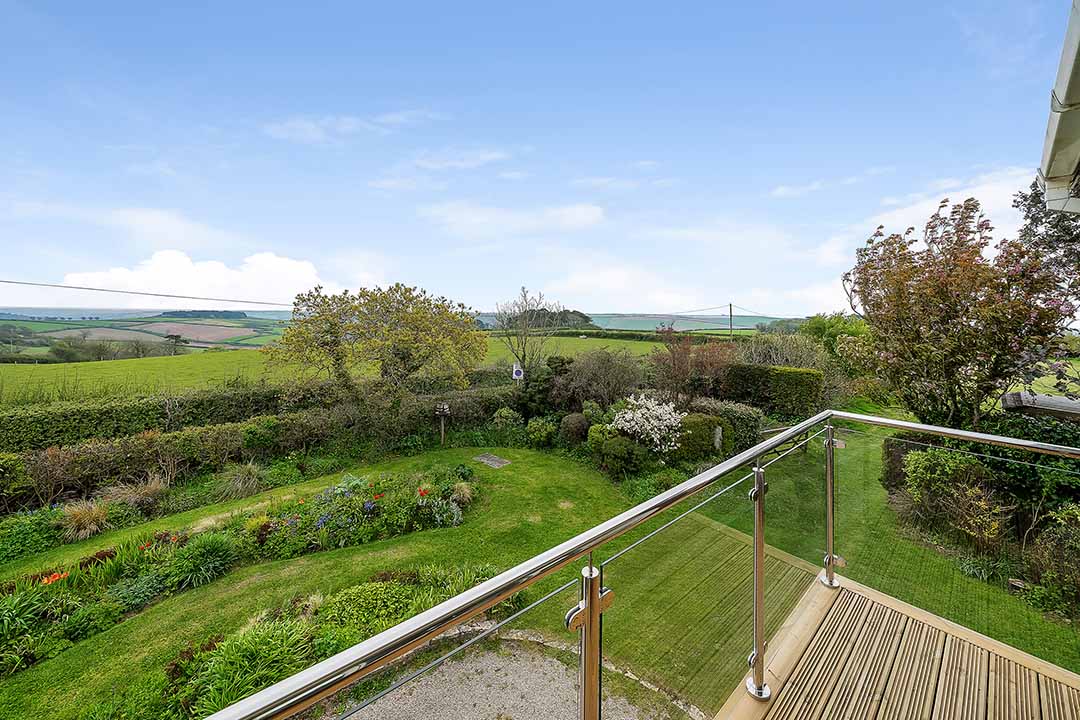 Large mature garden at The Lookout holiday rental